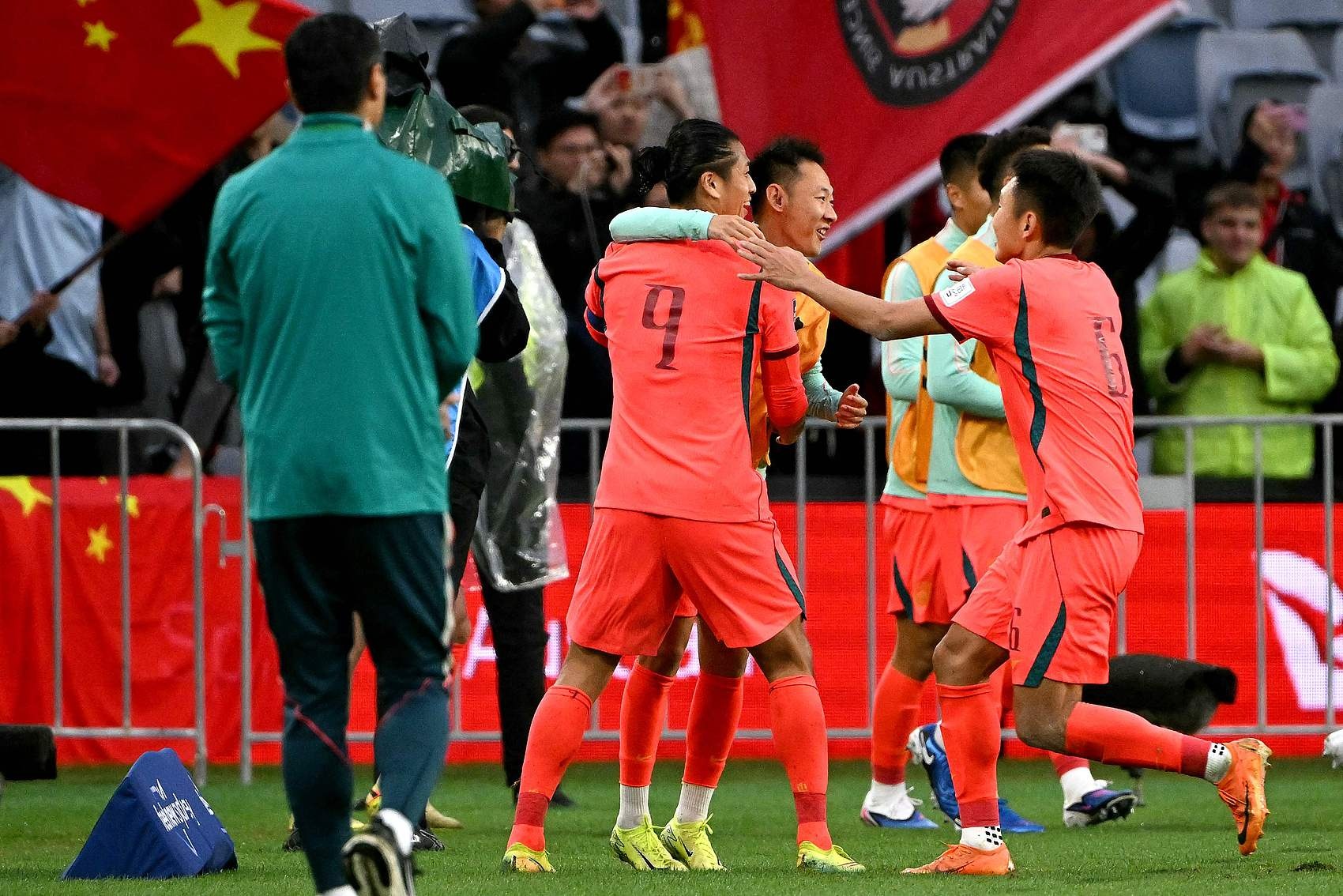 國(guó)足熱身賽兩球勝庫(kù)拉索 記者指對(duì)手狀態(tài)隨意