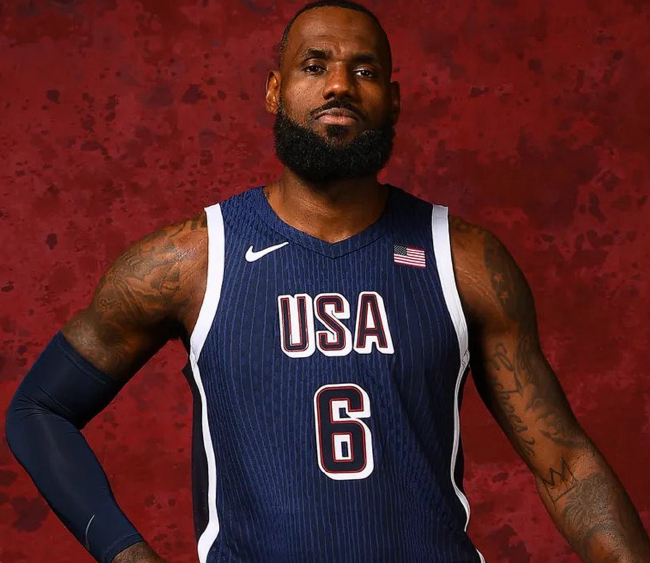 詹姆斯當(dāng)選美國奧運(yùn)代表團(tuán)旗手，NBA本土球員首例