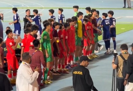 國少2-3日本獲U17亞洲杯亞軍 賽后中日球迷互致掌聲 國少2-3日本獲U17亞洲杯亞軍 賽后中日球迷互致掌聲