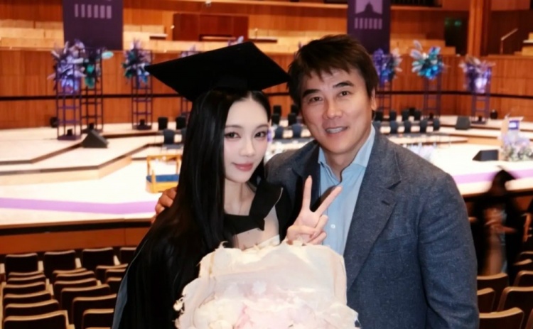 李明女兒曬合影回應(yīng)五年禁足：白玉落塵，時間給出答案