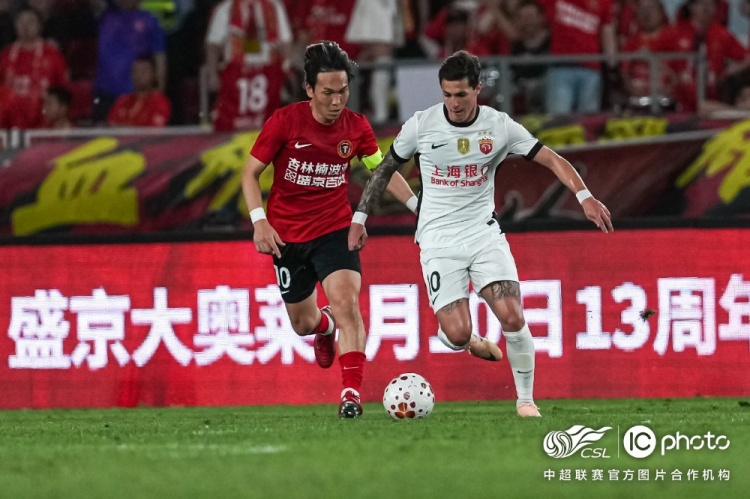 姆本扎+熱菲尼奧三分鐘兩球逆轉(zhuǎn)，海港客場(chǎng)2-3遭鐵人楠波灣絕殺