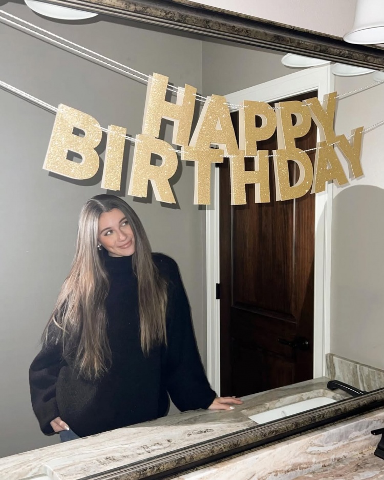 里夫斯28歲生日更換寸頭造型，女友社媒曬照
